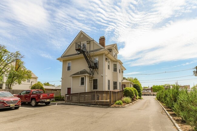 Building Photo - 105 Miln St