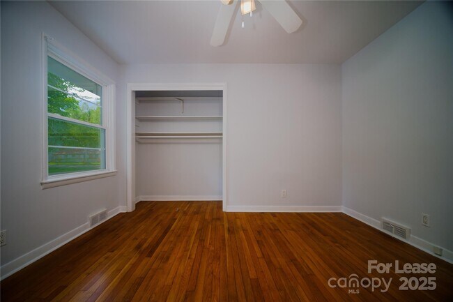 Building Photo - 1123 Lynbrook Dr