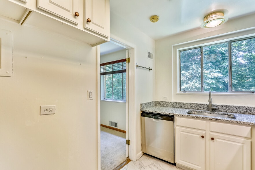 Stainless-steel appliances - 10412 Montrose Ave