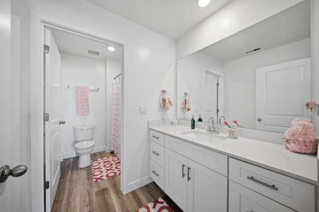Building Photo - Extra Space, Extra Comfort! 5 Bedroom Home With Bonus Den in Long Valley!