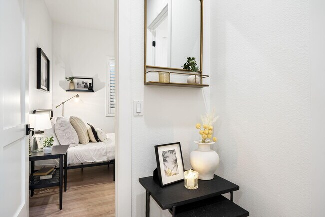 Building Photo - 33 Calle La Reina