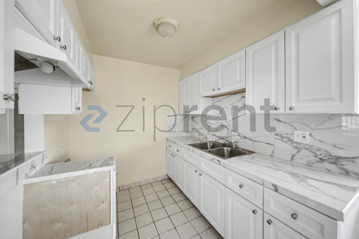 Building Photo - Unit C