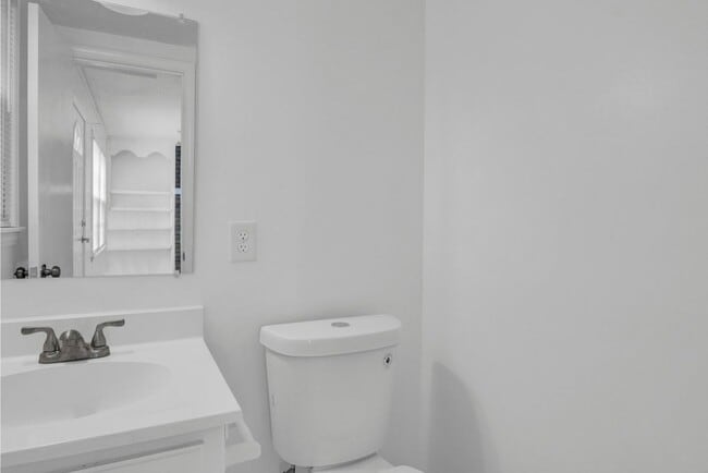 Building Photo - 405 S Montclaire Dr