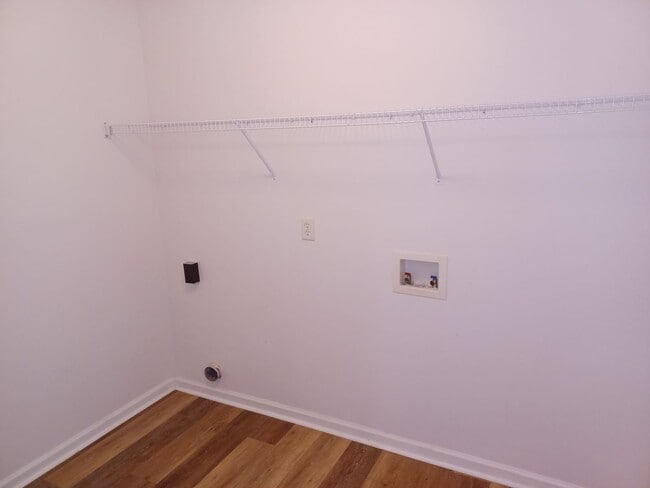 Building Photo - Large 3 BR 2 BA Rental in Desirable Area