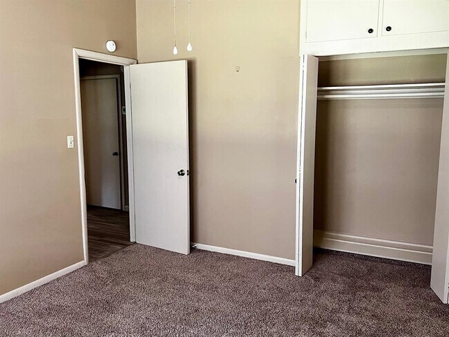 Building Photo - 818 W Timberdell Rd