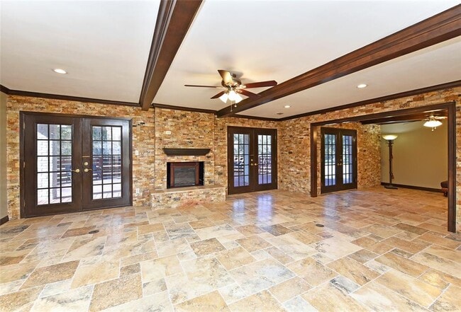 Building Photo - 2802 S Doral Dr