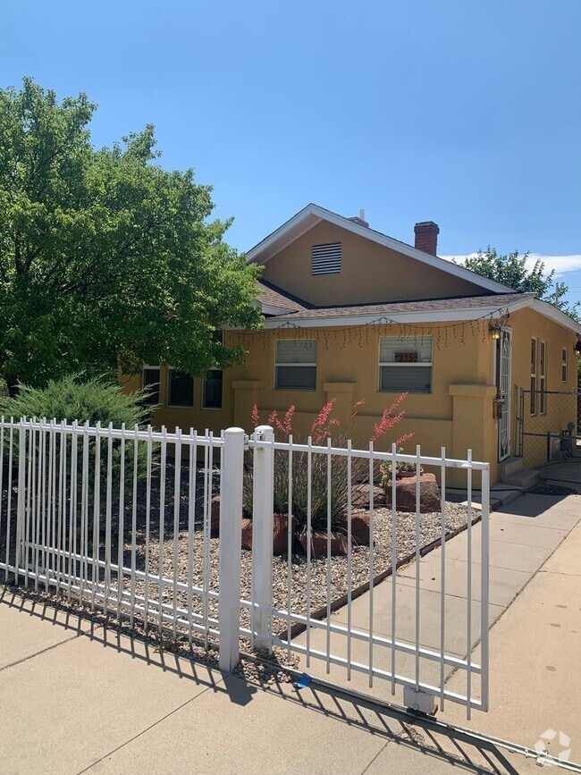 Building Photo - ***Cozy 2 bedroom 1 bath with GATED parkin...
