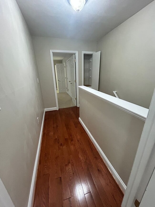 Building Photo - Like New Townhome in Old SW! Close to Cari...