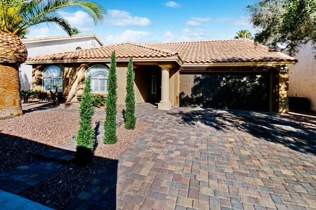 Building Photo - Designer Delight in Green Valley