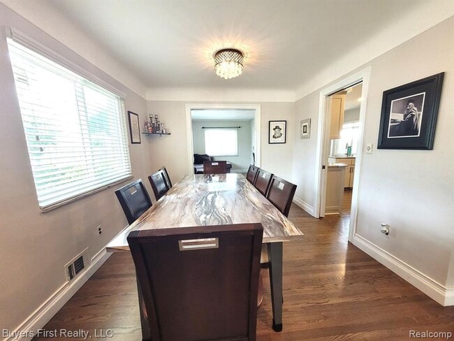 Building Photo - Newly Renovated 7BR – Modern Kitchen + Bath