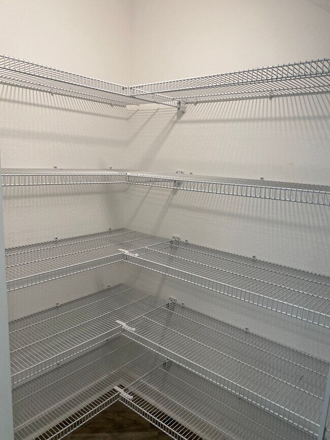 Building Photo - STOREY PARK - 3BR/2.5BA TOWNHOME WITH 2 CAR GARAGE