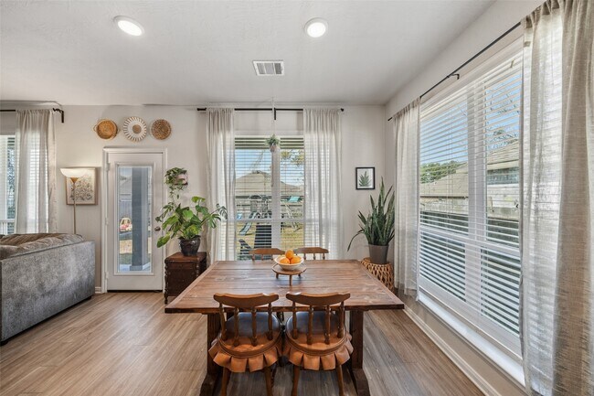 Building Photo - 11947 Sunshine Park Dr N