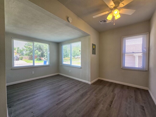 Building Photo - 3 Bedroom 1 Bath Home in Shawnee!
