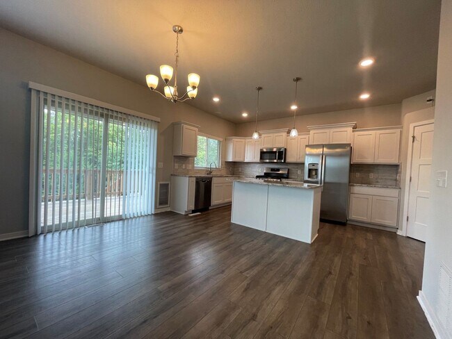 Building Photo - Large Home in Bellevue for Rent!