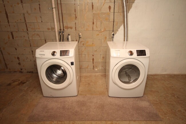 Building Photo - *Coming Soon*  Upgraded End Unit Townhome ...