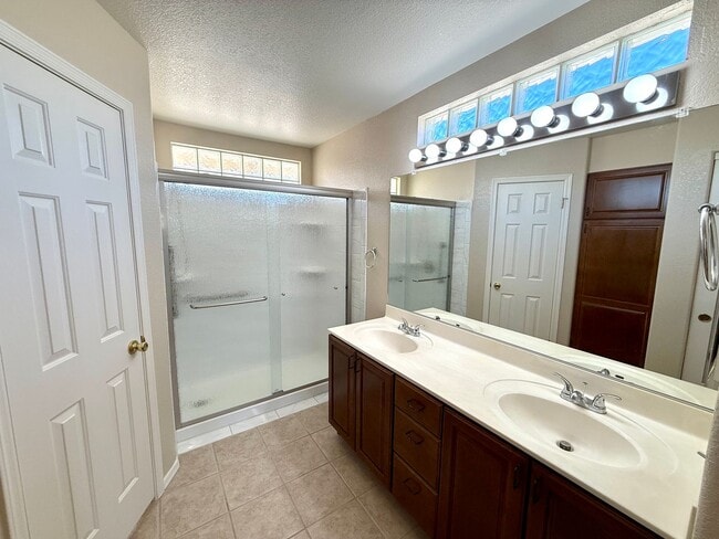 Building Photo - Charming 2 Bed, 2 Bath Home with Open Floo...