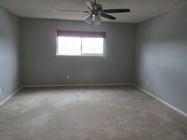 Building Photo - This charming 3-bedroom, 2.5-bath townhome in Memorial Club!