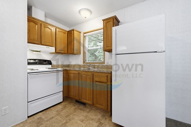 Building Photo - 136 Cedar Hill