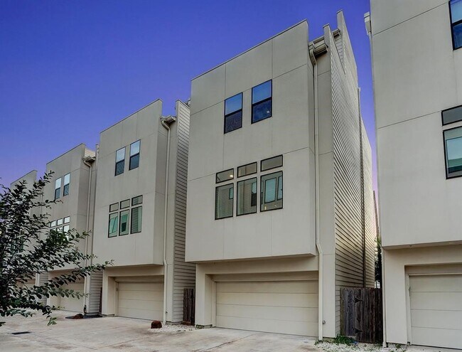 Building Photo - 2114 Sabine St