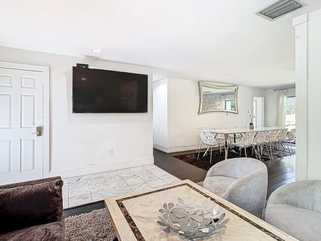 Building Photo - 5700 Saddlebrook Way