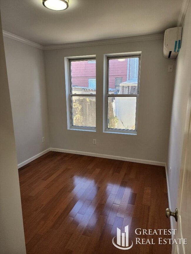 Building Photo - 3 bedroom in SOUTH RICHMOND HILL NY 11419