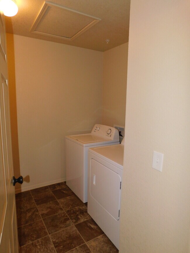 Building Photo - NICE TOWNHOME IN SUNSET MOUNTAIN VILLAS!