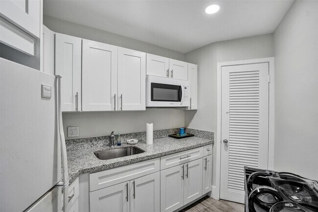 Building Photo - 301 N Ocean Blvd