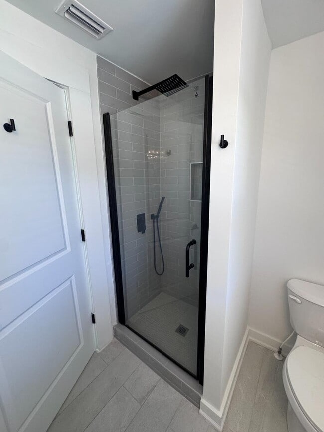 Building Photo - 300 E 3rd St