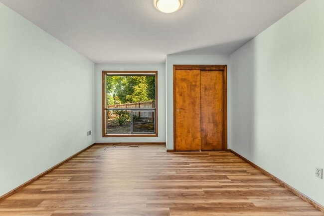 Building Photo - Ideally Located Close to It All — A Cozy Cul-de-Sac Home with Fireplace, Modern Updates & a Fence...