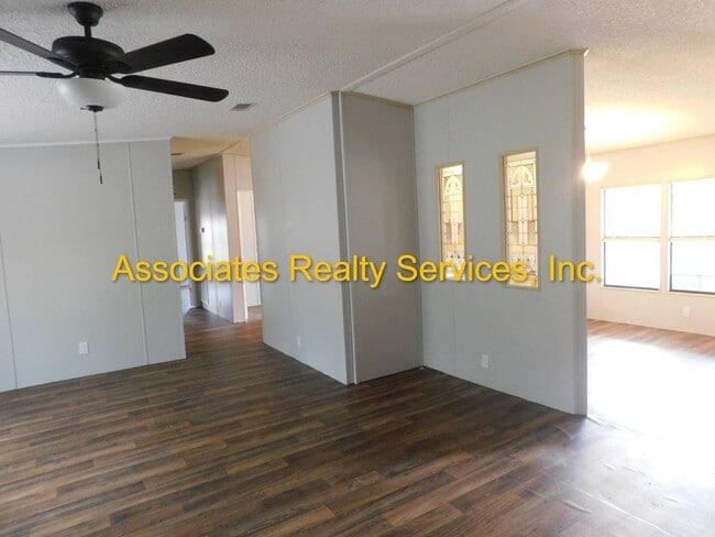 Building Photo - Secluded home in the country!