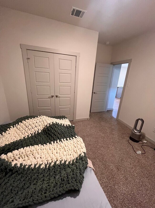 Building Photo - 3 bed 2 bath home off I-35