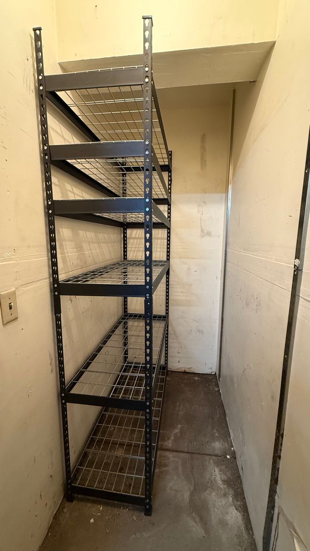 Building Photo - Well Maintained Top Floor 2 Bed/2 Bath Con...