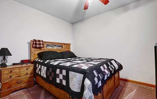 Building Photo - 3410 Zinnia Dr