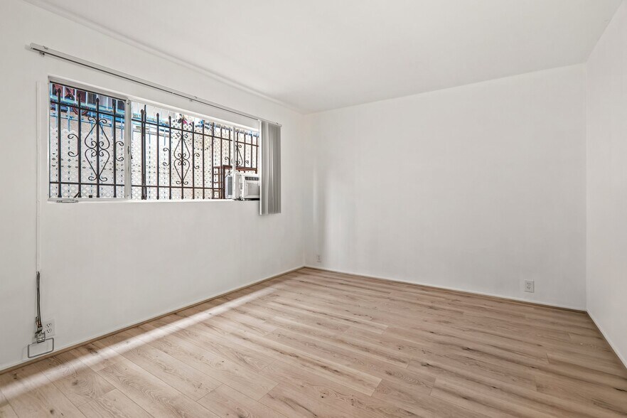 Building Photo - 826 S Grand View St