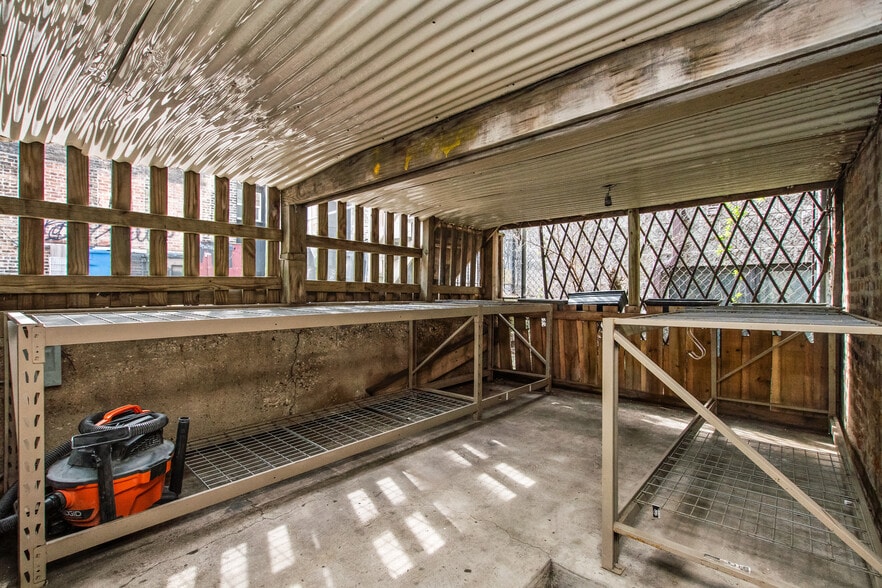 Building Photo - 1739 W Beach Ave