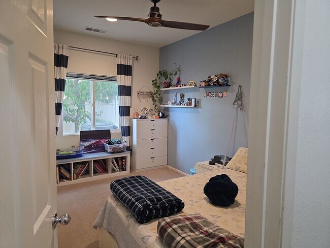 Building Photo - Beautiful Solar Home in Jurupa Valley Avai...