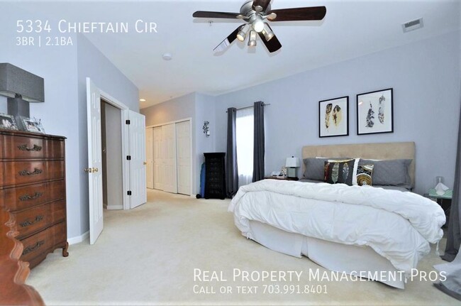 Building Photo - Gorgeous 4 Level End Unit in Upscale Windy...