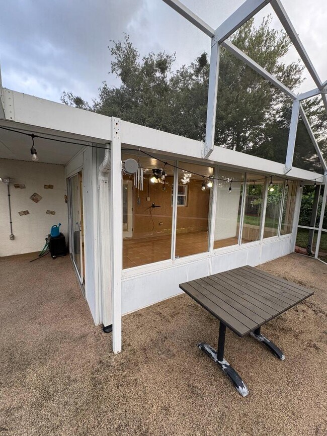 Building Photo - 436 Mango Cir