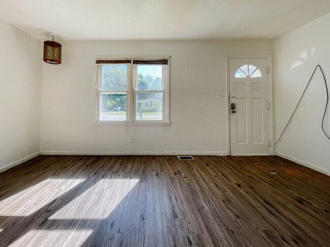 Building Photo - 2 Bedroom Home, Fenced in Backyard + Garage! Available soon!