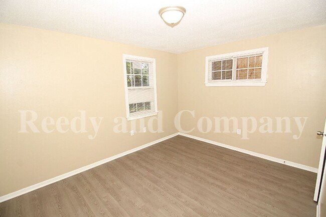 Building Photo - Affordable Duplex near Summer Ave. !! 1/2 off first month rent !!