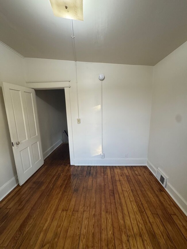 Building Photo - 4 Bedroom Home