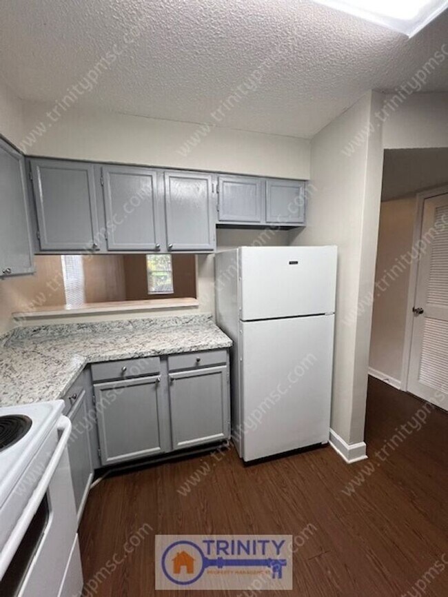 Building Photo - Cute TWO STORY Town Home!