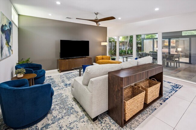 Building Photo - 9769 Oak Point Dr