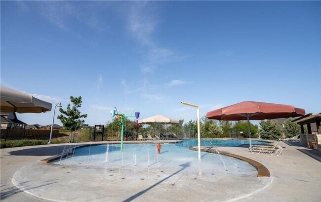 Building Photo - 4 bedroom 2 bathroom home! Lawncare included!