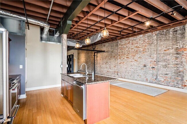 Building Photo - DOWNTOWN LIVING AT ITS FINEST!