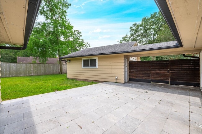 Building Photo - 4034 Shady Springs Dr