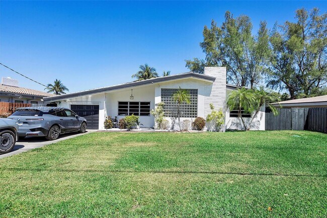 Building Photo - 2541 NE 195th St