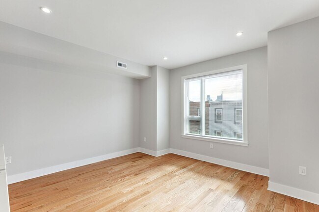 Building Photo - 2427 W Thompson St