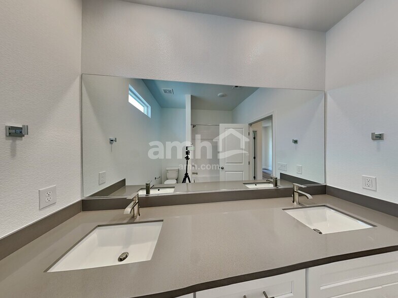 Building Photo - 10040 W Raleigh St