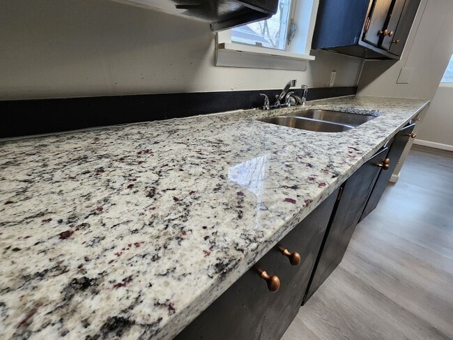 Building Photo - Spacious 3-Bedroom, 1-Bathroom Home AVAILABLE NOW!!